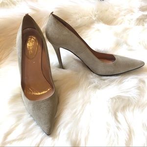 Sarah Jessica Parker Light Grey Suede Pumps